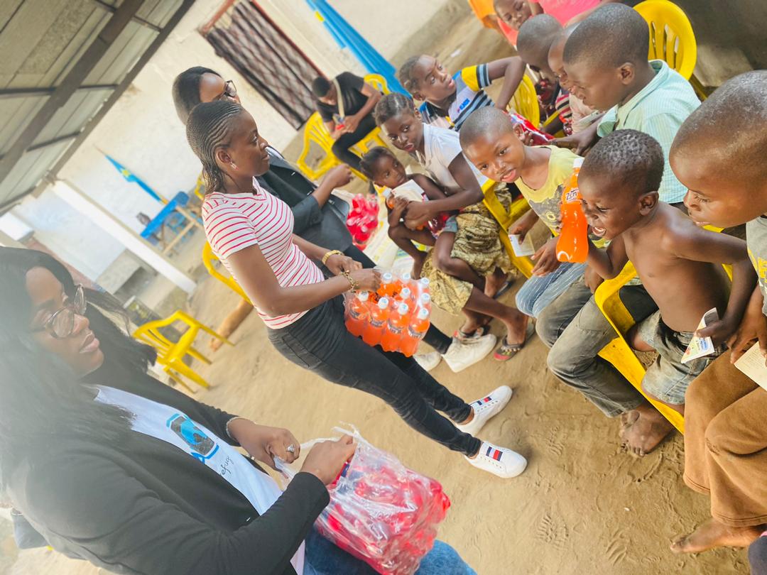 Enfants jouant au football